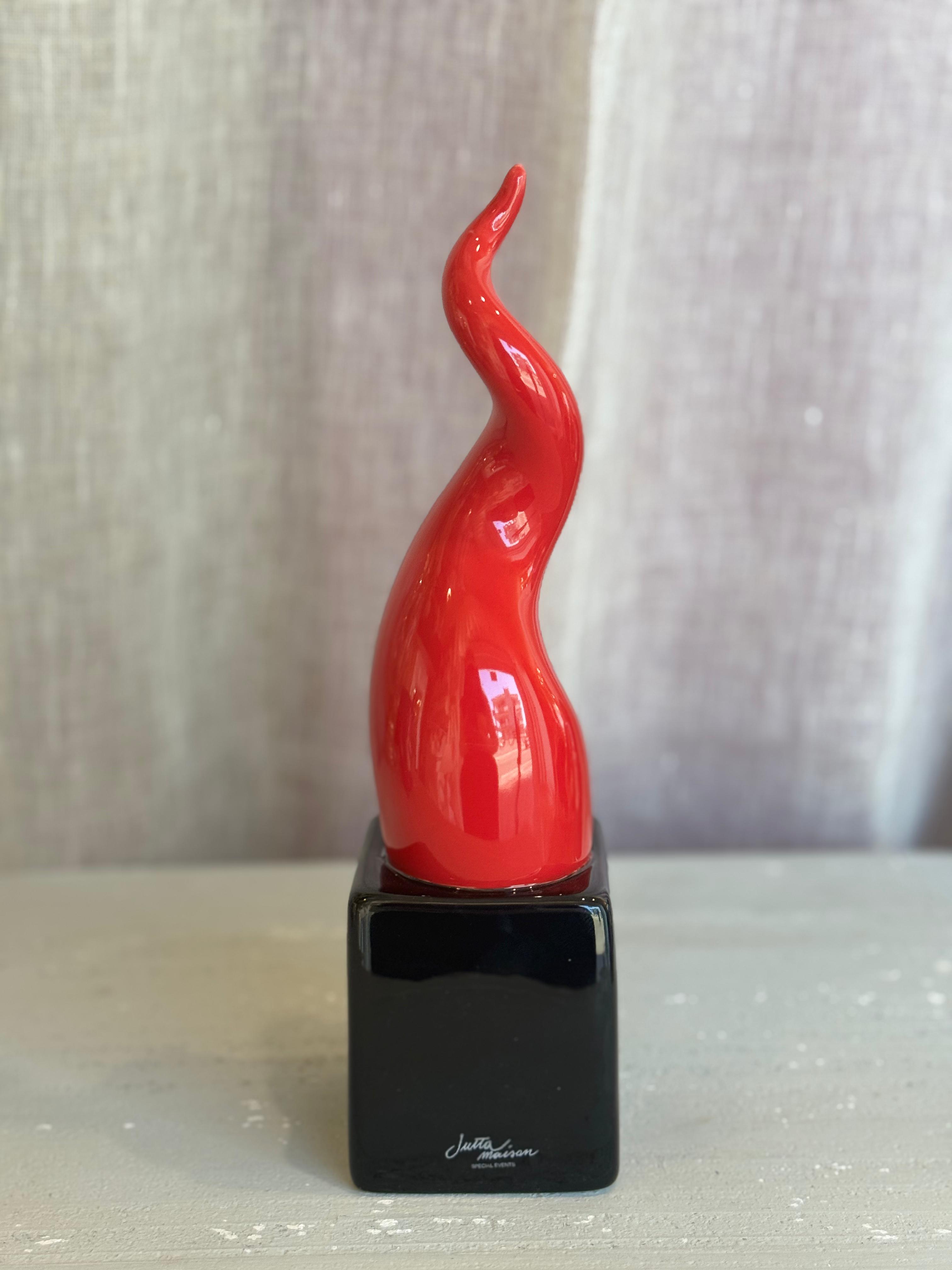 Corno rosso in ceramica su cubo nero - H.25 cm